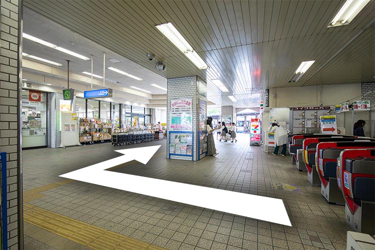 01.岡場駅改札口を出て、右に曲がります。